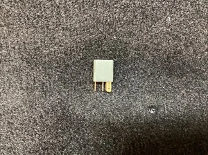 Relais d'origine Mazda UM46-67-720 - Photo 1/2