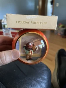 HALLMARK 1984 ORNAMENTO "PEEK THRU"--ORNAMENTO PALLA - Foto 1 di 4