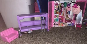 Barbie Größe Puppenzimmer ~ Etagenbetten, Schrank, Spiegel, viel Zubehör & mehr - Bild 1 von 4