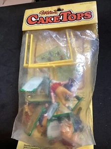 WILTON CAKE TOPS VINTAGE HONG KONG FOOTBALL PLAYERS AND GOAL POSTS NEW IN PKG - Picture 1 of 5