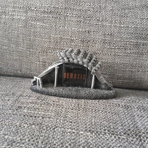 Figura Estatua de Némesis Rara de Alton Towers Única y Ordenada por Figura  - Imagen 1 de 3