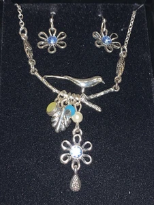 Avon Dewey Set Collana Abbagliante e Orecchini Traforati Finta Perla Blu Giallo - Foto 1 di 7