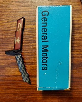 VTG OEM 1981 C 3 CORVETTE GM NOSE OR TRUNK EMBLEM BLACK USA - Image 1 of 3