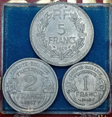 Lote de 3 monedas de aluminio de Francia: 1949 5 francos, 1947 2 francos, 1948 1 franco Foto 1 de 2