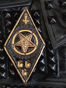 PARCHE DE CUERO GENUINO BAPHOMET SIGIL (HECHO A MANO) ROMBO DORADO/NEGRO - Imagen 1 de 3