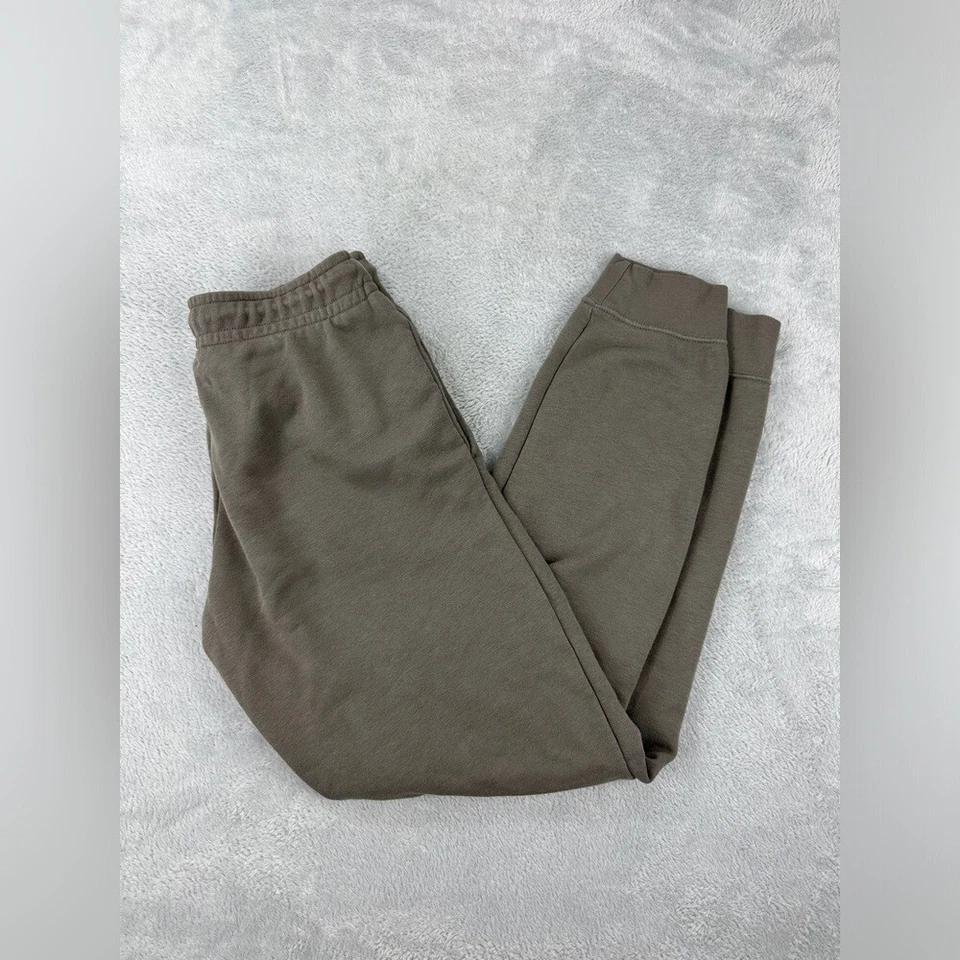 Pantalones deportivos Nike Essentials regulares de vellón gris oliva talla pequeña DX2320-040 para mujer Foto 1 de 4