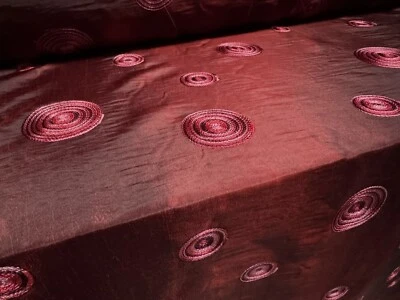 Taft Kunstseide Stoff, Meterware - bestickte konzentrische Kreise - weinrot - Bild 1 von 3