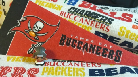NFL Teenymates 2015 Series 4 Tampa Bay Buccaneers Linebacker (LB) figure Cover