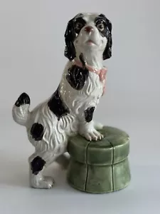 Figura de 12" Staffordshire Cavalier King Charles Spaniel perro en otomano años 40 - Imagen 1 de 16