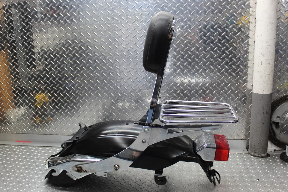 2007 Honda Shadow Spirit 750 VT750DC PARA-LAMA TRASEIRO COM ENCOSTO E LANTERNA TRASEIRA - Imagem 1 de 4