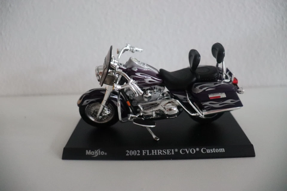 MOTO MAISTO HARLEY DAVIDSON 2002 FLHRSEI CVO CUSTOM SCALA 1:18 colore viola - Immagine 1 di 1