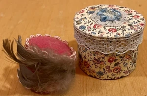 Vintage Miniature Dollhouse Floral Hat Box With Hat Feather READ - Afbeelding 1 van 9