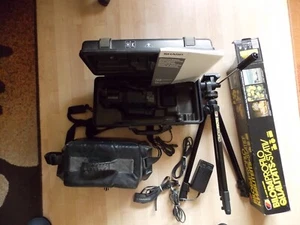 ein SHARP VHS CAMCORDER mit einem Stativ siehe Fotos - Bild 1 von 7