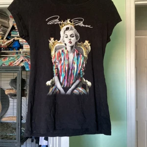 MARILYN MONROE Queen Junior’s Graphic T-Shirt - Picture 1 of 2