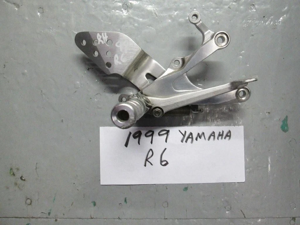 Yamaha YZFR6 R6 Soporte Delantero Derecho 5EB-27443-00-00 Pedal Freno 5EB-27211-01-00 Foto 1 de 3