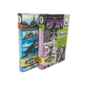 Lemony Snicket All The Wrong Questions Volumes 1 & 2 Hardback Dust Jacket Books - Foto 1 di 10