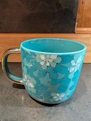 Taza de té de café de gres suculento verde azulado y dorado con tomillo y mesa Foto 1 de 4