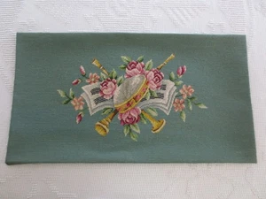 STRUMENTI MUSICALI E FIORI su pannello verde PUNTO AGO - 20-1/2" x 35" - Foto 1 di 8