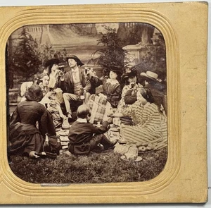 Picnic di gruppo vittoriano al parco - donne e uomini che si godono il pomeriggio stereoview - Foto 1 di 7