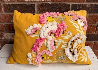 Almohada Anthropologie Olga Prinku Bordada Odette Amarillo Rosa Blanco Caprichosa Foto 1 de 4