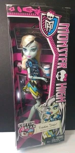 Monster High Sarg Bean Frankie Stein Mädchen Puppe 2013 Kaffeetasse NEU Mattel Neu in OVP - Bild 1 von 15