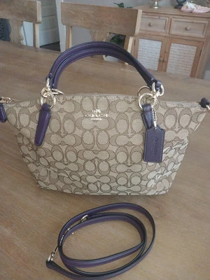 Coach Sm. nuevo sin etiquetas Cartera Signature C Kelsey con detalles de cuero de berenjena. Perfecto Foto 1 de 4