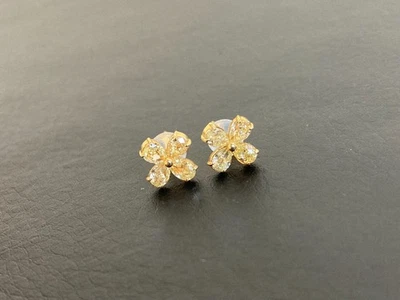 Pendientes con flores de diamantes amarillos naturales de oro de 18 quilates Foto 1 de 4