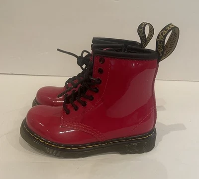 Botas Dr Martens para niños pequeños suaves charol con cordones rojas niños jóvenes documentos talla 8 Foto 1 de 4