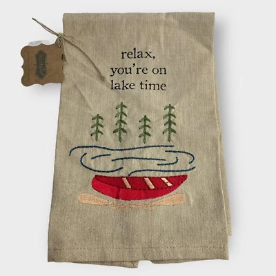 Toalha de chá de cozinha nova com etiquetas Mud Pie novidade "Relax You're on Lake Time" bordada - Imagem 1 de 3