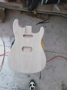 Zum Selbermachen ST SH Gitarrenkörper Ersatz Paulownia unfertiger Stil Schraubstock - Bild 1 von 2