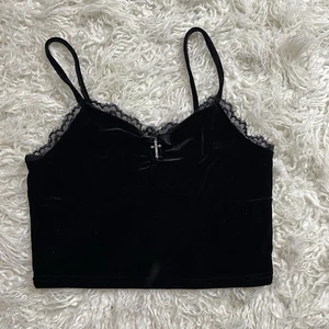Romwe Camisole schwarz Samt und Spitze sexy Goth mit Metallkreuz Größe Medium - Bild 1 von 5