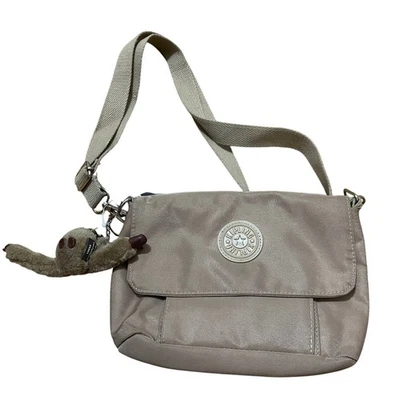 Bolso Bandolera Kipling Beige Nylon Mono Dije Correa Ajustable Cierre Solapa Nuevo con Etiquetas Foto 1 de 4