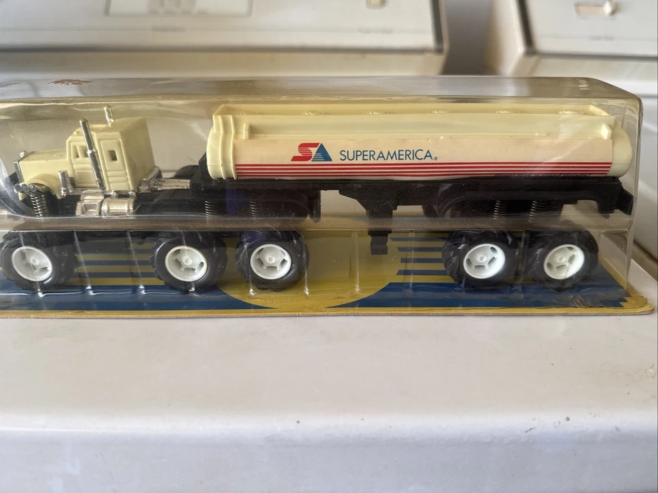 Vintage B.C. Camión de fricción 1986 Top Trucks Toy Semi United Dairy Farmers de Estados Unidos Foto 1 de 2