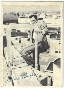 Vintage Topps The Man From U.N.C.L.E. 1965 #1 Napoleon Solo Climbing to Roof Top - Picture 1 of 2