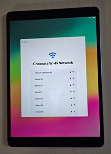 Apple iPad Pro 10.5" (A1701) 256GB Wi-Fi - Not working, read description - Picture 1 of 4