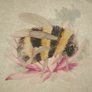 Panel de tela impreso digitalmente de 3 de la misma abeja con estampado de flores - Imagen 1 de 2