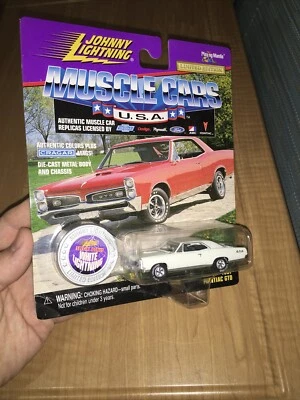 White Lightning 1967 Pontiac GTO JOHNNY LIGHTNING MUSCLE CARS EE. UU. 1:64 Foto 1 de 4