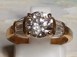 18kt. Anello in pietra trasparente taglio tondo placcato oro con accenti baguette laterali - misura 5,5 - Foto 1 di 8