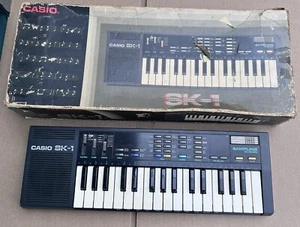 Teclado vintage Casio SK-1 32 teclas placa de muestreo sintetizador Lo-Fi con caja original - Imagen 1 de 14