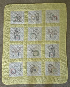 Edredón bebé bordado animales bloques números letras cosido a mano amarillo 44x34 - Imagen 1 de 12