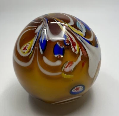 Pisapapeles de vidrio artístico de colección con estuche ámbar dorado y remolinos blancos - detalles Millefiori Foto 1 de 4