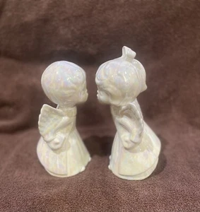 Estatuillas de ángel besándose niño y niña brillantes de cerámica blanca usadas - Imagen 1 de 5
