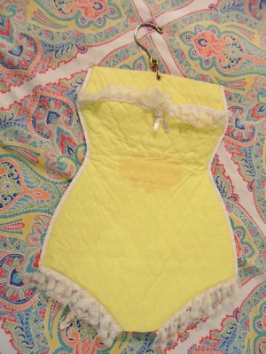 Vtg Shapely Bustier Hanging Lingerie Bag Yellow Quilted Vinyl Lace Garters Hook - Image 1 of 4