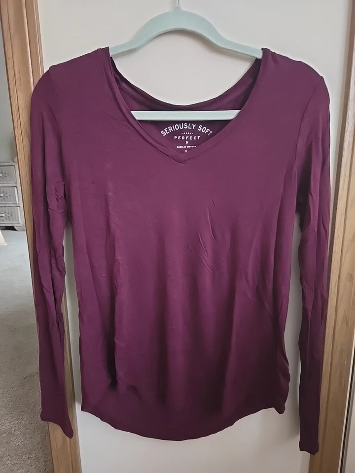 Blusa American Eagle Feminina Serious Soft Roxa Escura Perfeita V Manga Longa Nova Sem etiquetas - Imagem 1 de 4