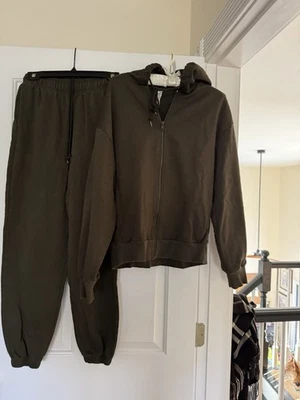 Alo Accolade Women's Sweatshirt and Pants Size Small Green - Image 1 of 4