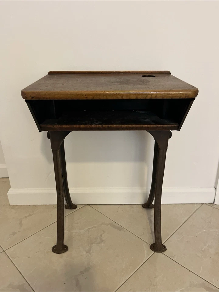 Escritorio infantil antiguo patas de hierro tapa de madera Foto 1 de 4
