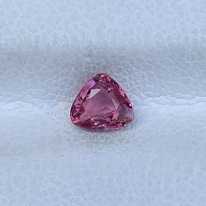 Natürlicher Rubin Sri Lanka 0,64 kt Billionenschliff Edelstein als besonderes Geschenk - Bild 1 von 6