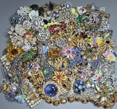 JOB LOT BROKEN VINTAGE COSTUME JEWELLERY SPARE REPAIR HARVEST CRAFTS 2.2kg - Image 1 of 4