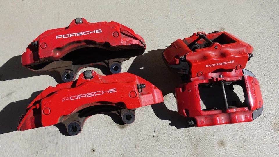 原始设备制造商套装前后 2004 保时捷 Cayenne TURBO 红色布雷博 18zl 制动卡钳 — 第 1/4 张图片