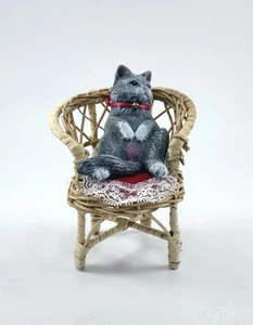Graue Katzenfigur im geflochtenen Stuhl - Miniatur Tierdeko - Bild 1 von 4